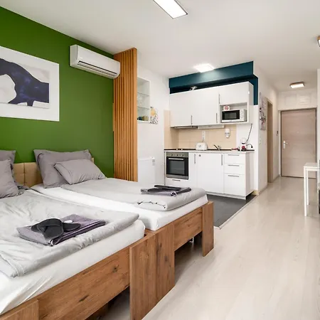 Atrium Deluxe Suite-free Parking Garage Same Building Apartament