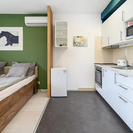 Апартаменты Atrium Deluxe Suite-free Parking Garage Same Building