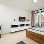 Atrium Deluxe Suite-free Parking Garage Same Building شقة